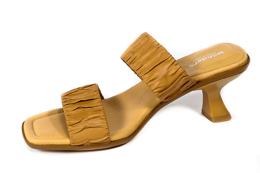 Klapki Wonders F-7802 Elast Frunci Camel